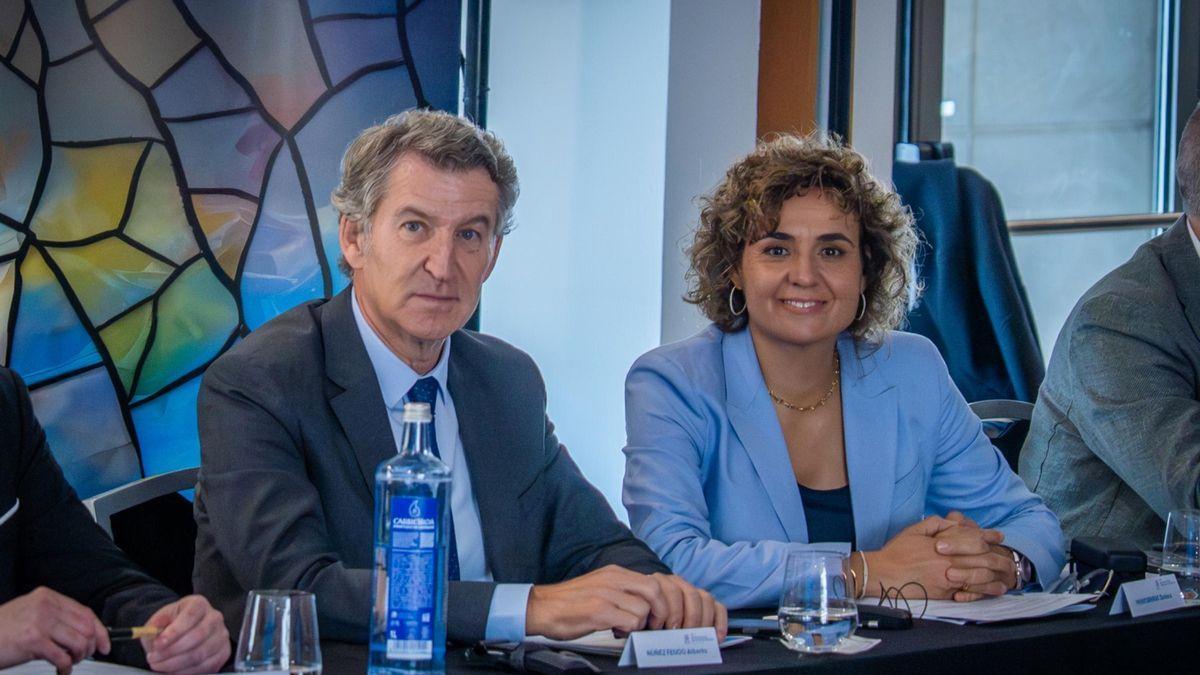 El presidente del PP, Alberto Núñez Feijóo, junto a la secretaria general del PPE, Dolors Montserrat. (Archivo)