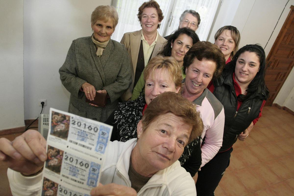 Las mujeres de Llames con el décimo ganador en 2008.