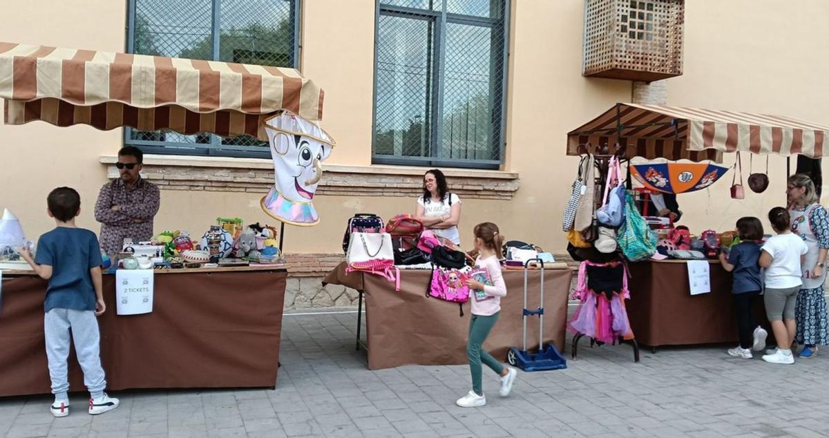 Mercadillo solidario a beneficio de la ONG Vita Mundi. | L.O.