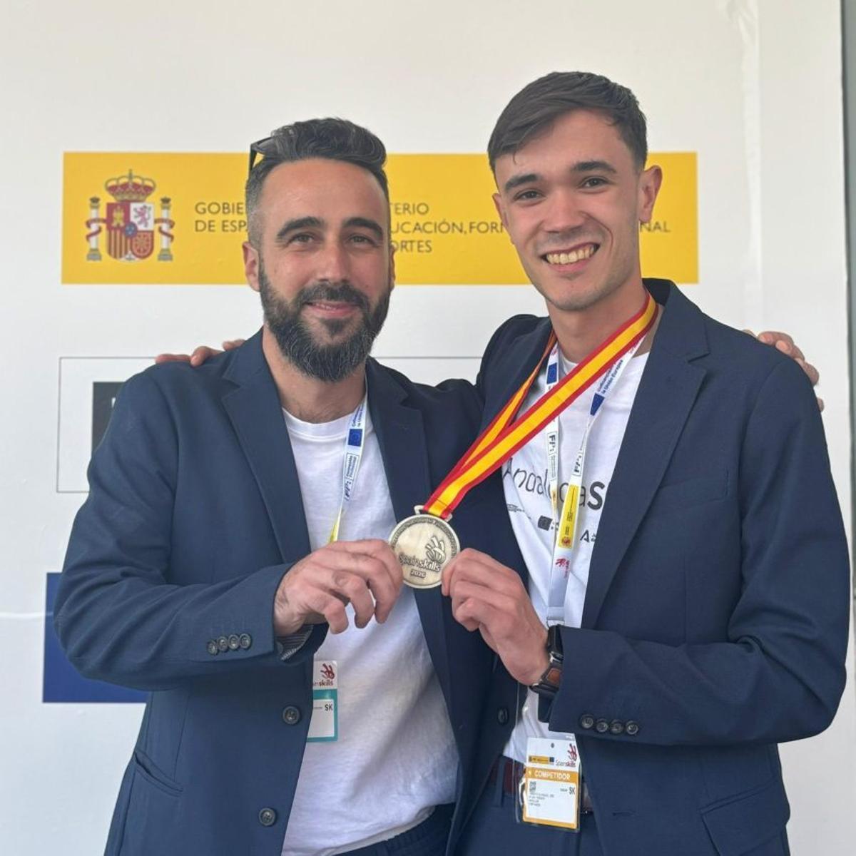 «La parte más buena de la FP es la amplia inserción laboral que ofrece» | JOSÉ ARROYO (DERECHA), JUNTO A SU PROFESOR PRINCIPAL, JACOBO, TRAS LOGRAR LA MEDALLA DE PLATA EN SU PRUEBA DE LA ‘SPAIN SKILLS’.