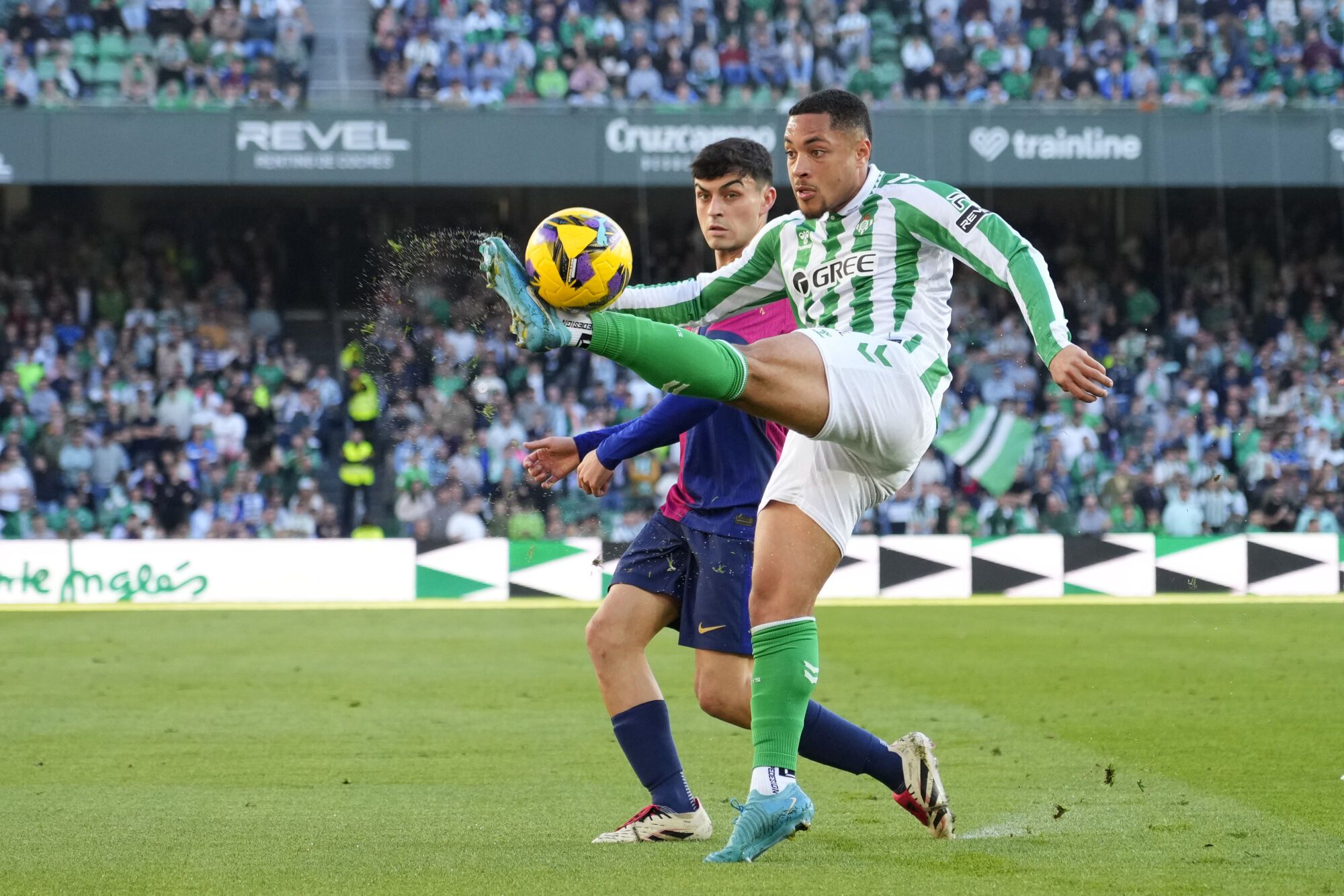 Betis' Vitor Roque kicks the ball ahead Barcelona's Pedri during a Spanish La Liga soccer match between Betis and Barcelona at the Benito Villamarin stadium in Seville, Spain, Saturday, Dec. 7, 2024. (AP Photo/Jose Breton). EDITORIAL USE ONLY/ONLY ITALY AND SPAIN