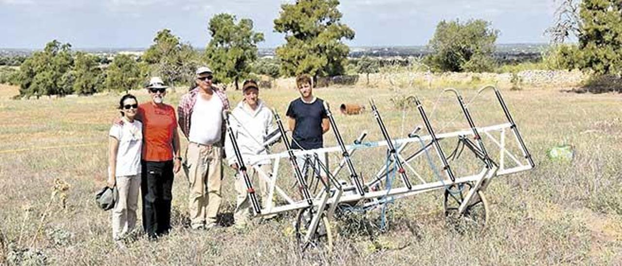 Impulsores del proyecto de investigación con el propietario de la finca y su hijo, ayer, en la zona de la basílica y con Campos, al fondo.