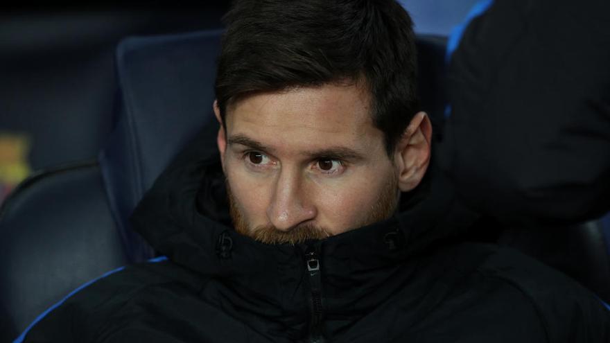 Messi, en el banquillo durante el partido ante el Sporting de Lisboa.