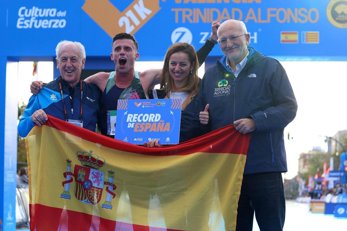 Laura Luengo y Carlos Mayo celebran con Paco Borao y Juan Roig sus récords de España