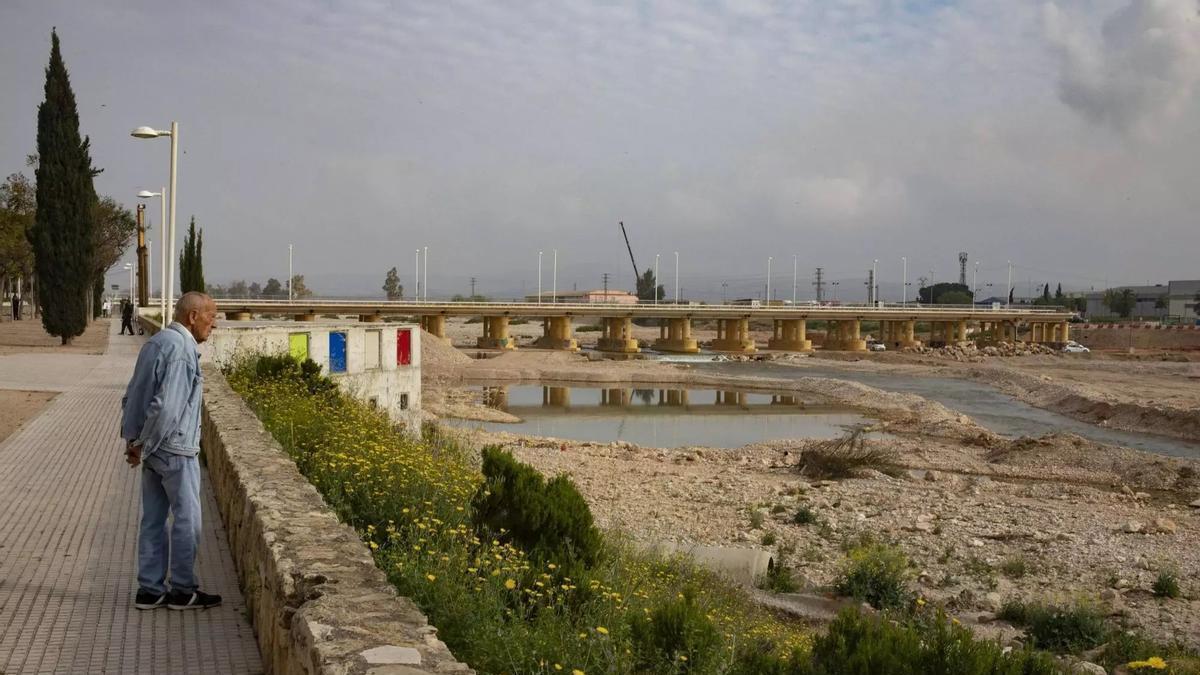 Obras de reparación del encauzamiento urbano del río Magro en Carlet.