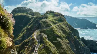 La ruta más impactante de toda Galicia está en Lugo: un camino de pasarelas de madera colgando sobre el mar
