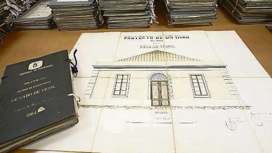 |  El documento más antiguo que se conserva en las estanterías del archivo de la Autoridad Portuaria de Vigo es el proyecto del faro del Cabo Vicos, firmado en 1864, más de década y media antes de que se constituyese la Junta de Obras del Puerto. Además de la descripción del faro el estudio incorpora planos como el que se puede contemplar en la fotografía.