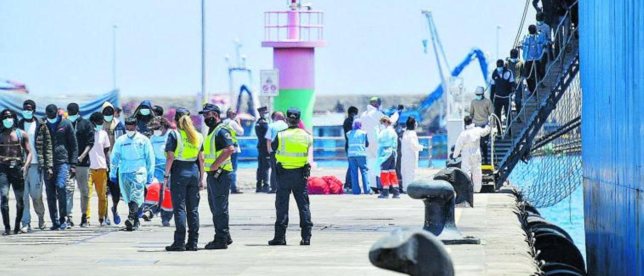 Llegada al Puerto de La Luz de los 43 migrantes rescatados por un mercante hongkonés, a 107 kilómetros de Fuerteventura.