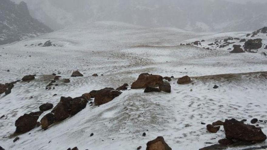 Galería: El Teide, un manto de nieve