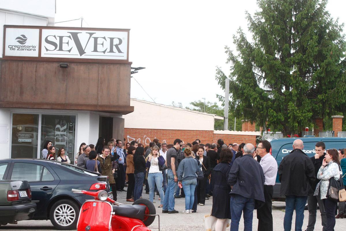 Decenas de zamoranos a las puertas del tanatorio para despedir a Violeta Guarido Rivera.