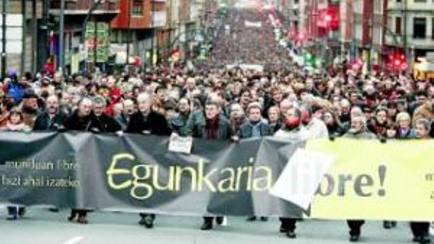 Bilbao sale en defensa de los
5 encausados de ´Egunkaria´