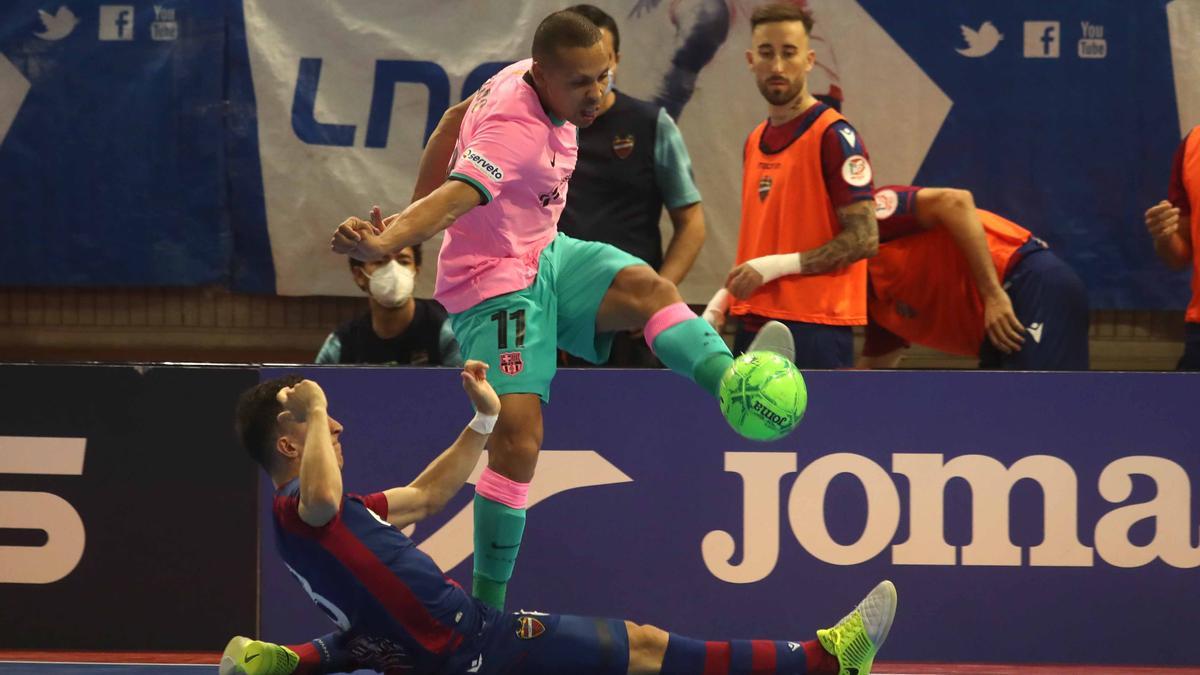 Las mejores imágenes del Levante UD-FS - Barcelona