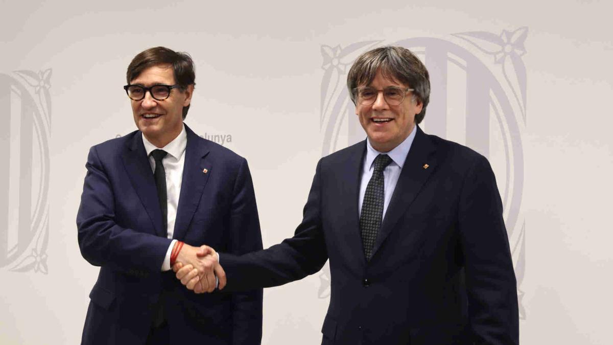 El president de la Generalitat, Salvador Illa, con el líder de Junts, Carles Puigdemont.