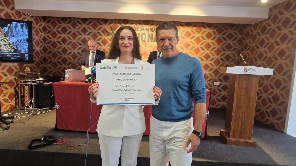 Marta Bleda posando con Antonio Banderas por su premio al mejor Trabajo Fin de Grado que otorgan la Cátedra de Estudios Cofrades y la Fundación Lágrimas y Favores
