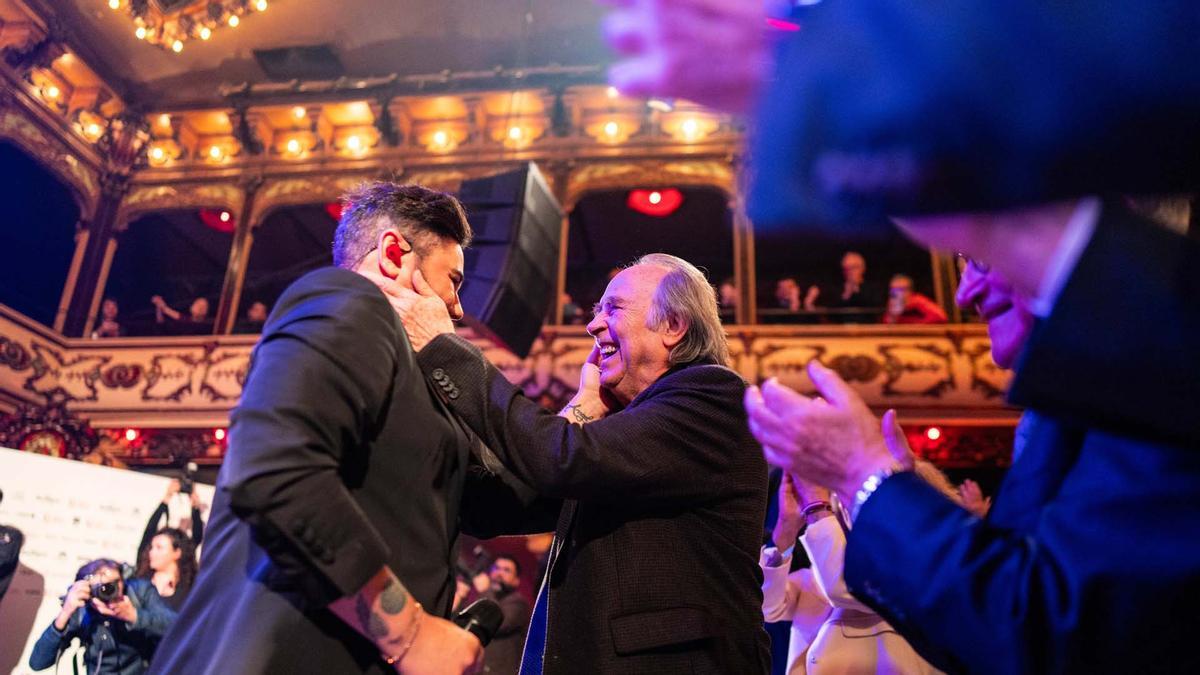 "Festas de Santa Eulália",  invitado de honor este año Joan Manuel Serrat que presentó Lolita Flores.