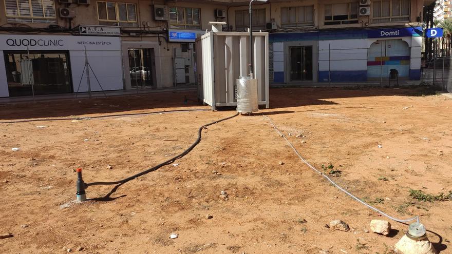 Una planta de descontaminación trabaja ya en la gasolinera de Alzira que registró fugas