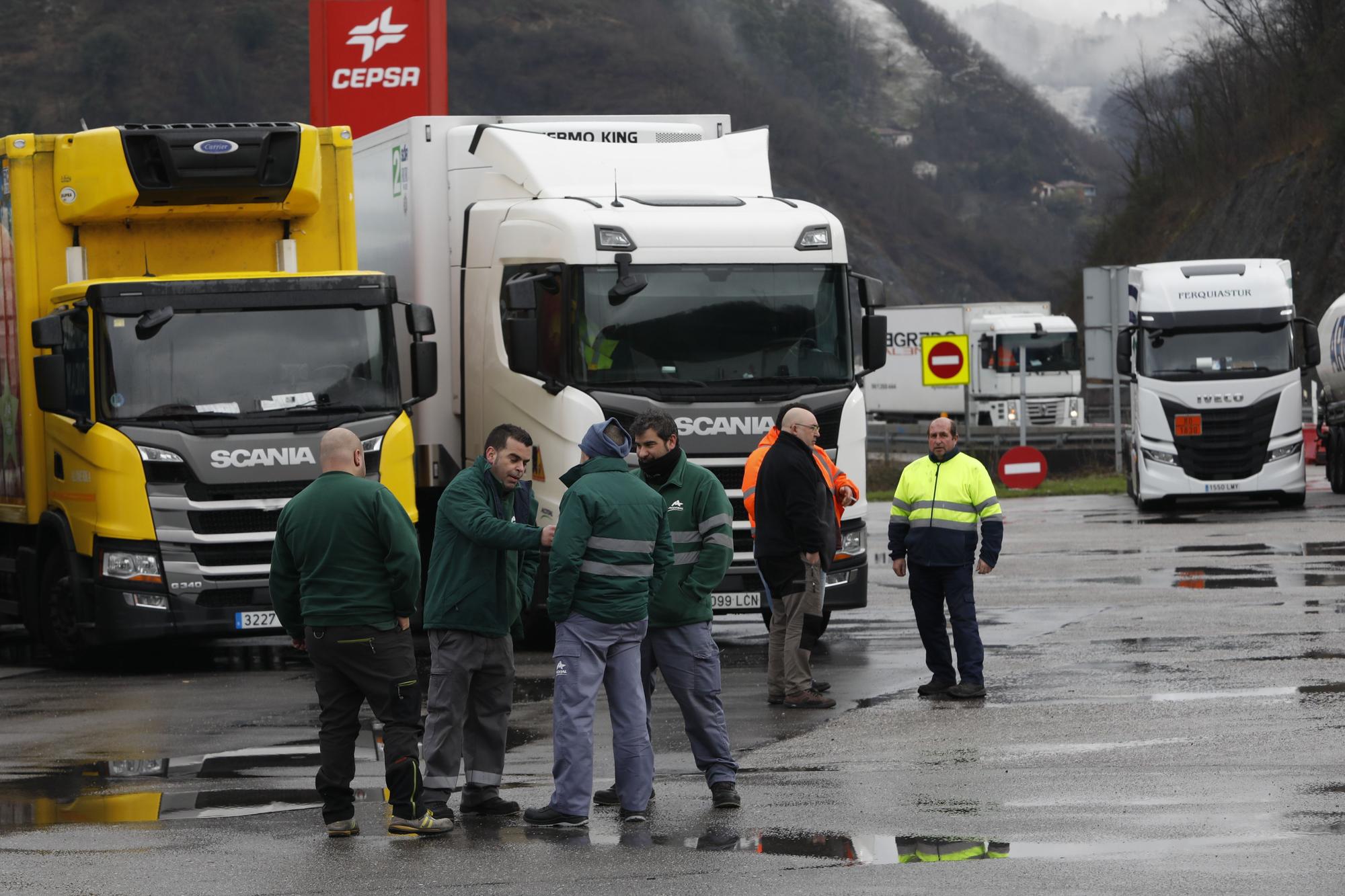 Los camioneros, parados durante horas por los cierres en Pajares y el Huerna.