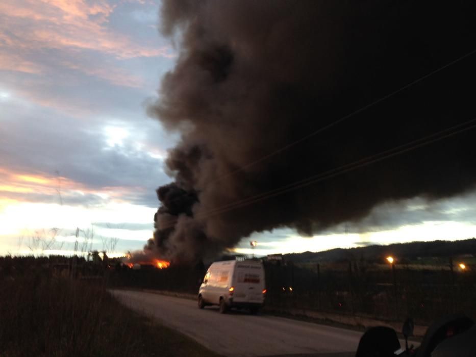 Incendio en una empresa de desguace de Gijón