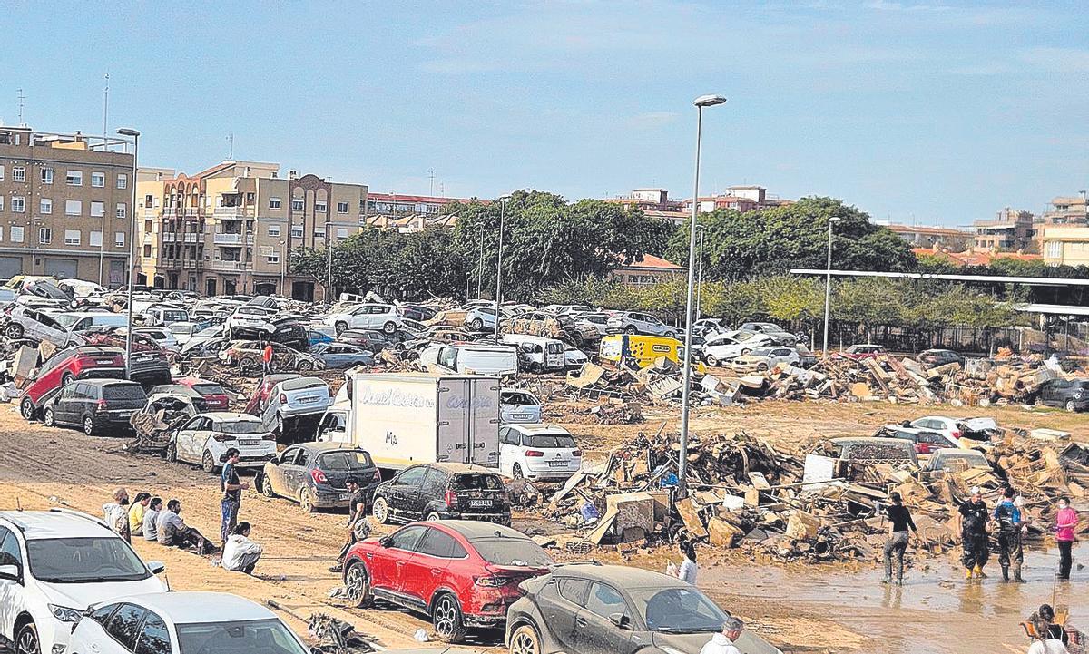 Solar con coches amontonados.
