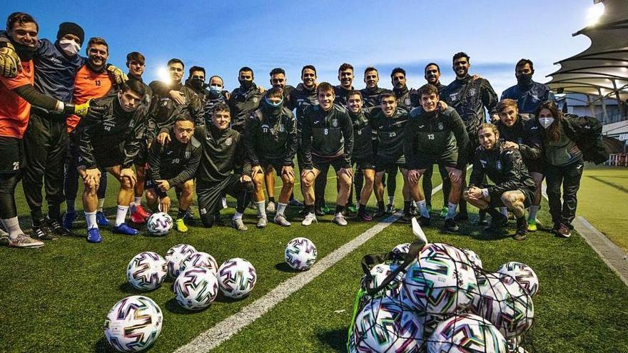 Imagen de grupo de la Peña Deportiva en el entrenamiento de ayer en el municipal santaeulaliense.