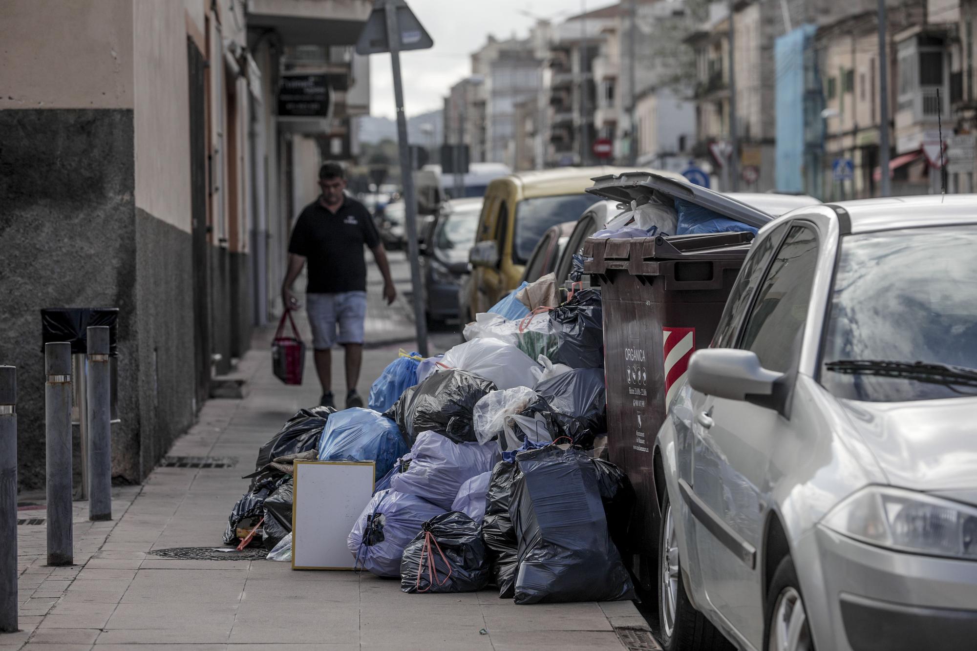 La basura se acumula en el tercer día de huelga del sector en Mallorca