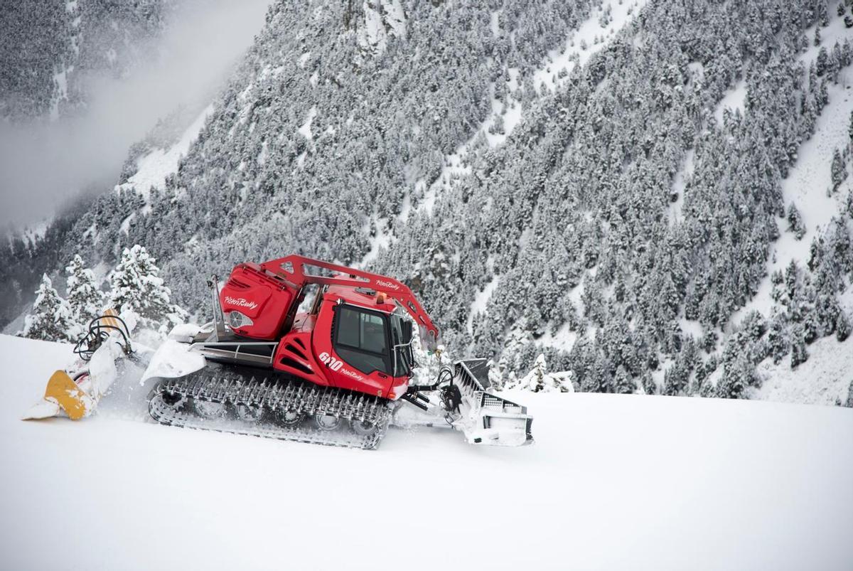 Una màquina trepitjaneu treballant a Vall de Núria