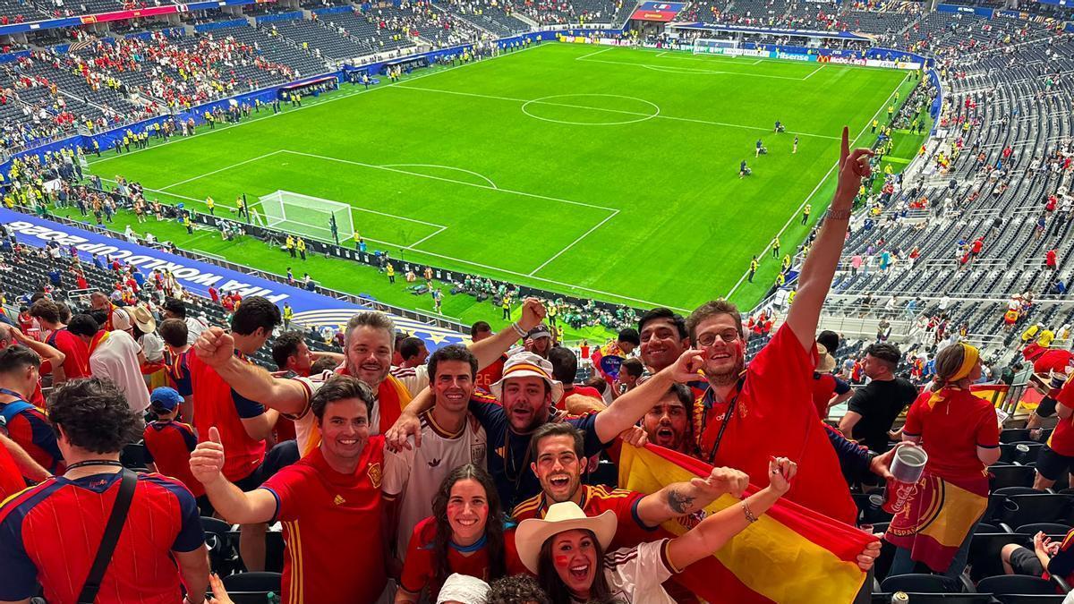 Guillermo Fernández, a la derecha, con sus amigos durante un partido