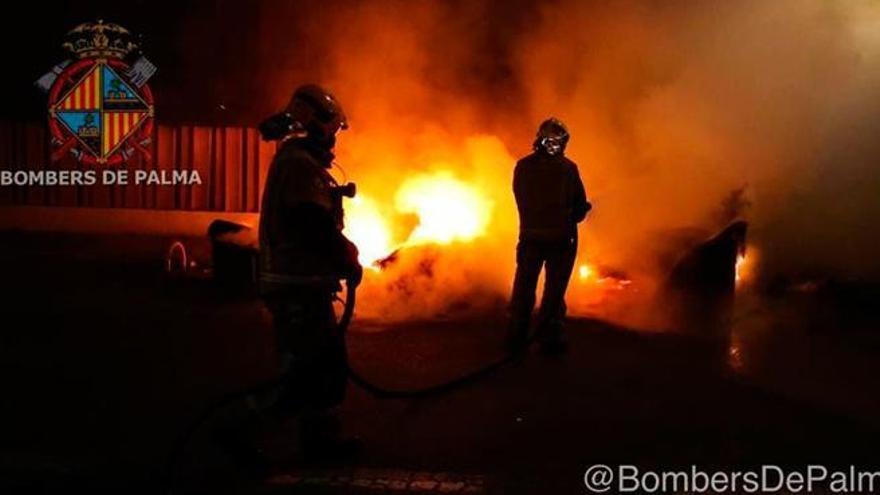 Die Flammen beschädigten zwei geparkte Autos.