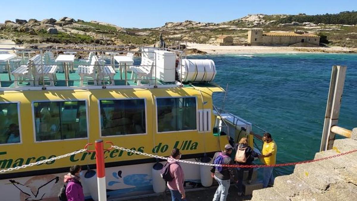 Uno de los barcos de pasajeros que acercan turistas a Sálvora.