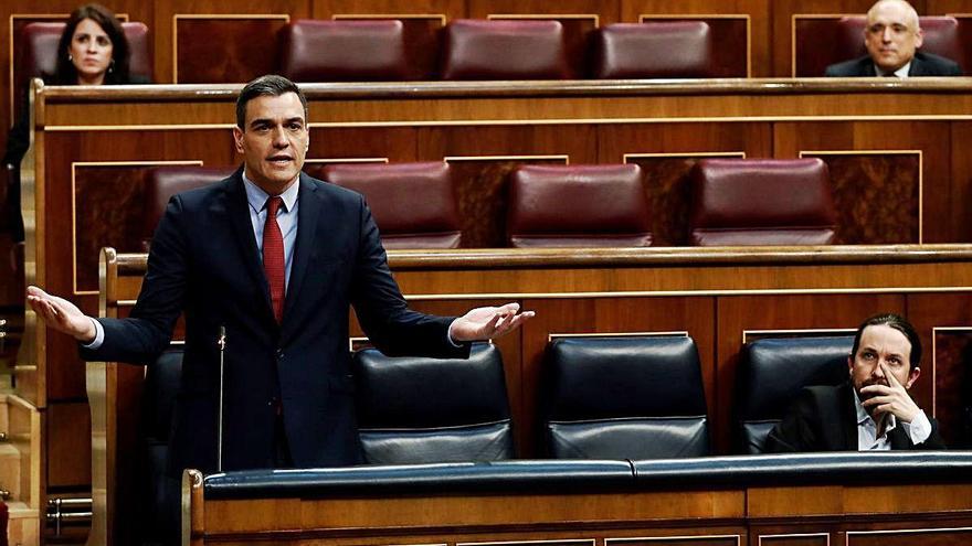 Sánchez gesticula durante una de sus intervenciones de ayer en el pleno del Congreso.