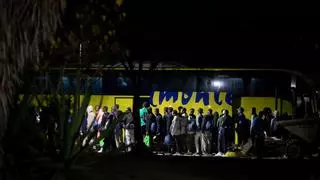 Más de cien migrantes llegan desde Canarias al Hospital Naval de Cartagena
