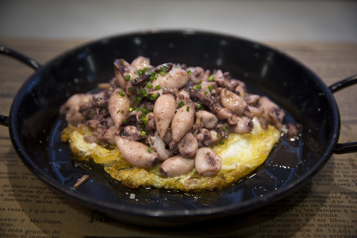 Los huevos fritos con chipirones de Quim Márquez, de Quim de la Boqueria.