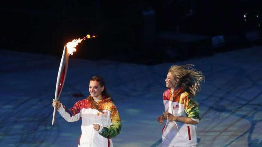 Isinbayeva y Maria Sharapova, durante la ceremonia de inauguración de Sochi 2014.