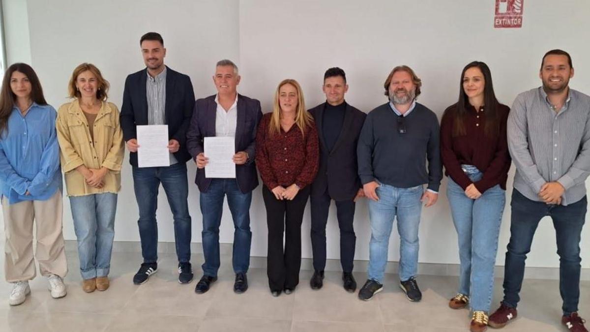 Ediles de Compromiso Manilva y Con Andalucía Izquierda Unida Manilva tras registrar una moción de censura contra el alcalde del PP en esta localidad malagueña.