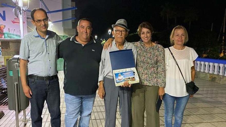Ediles Ernesto Hernández y Víctor Gutiérrez, el homenajeado Carmelo Trujillo, la alcaldesa Bueno y la edil Consuelo Díaz