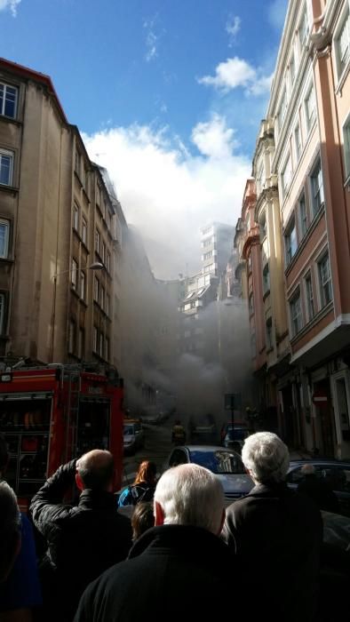 Los bomberos sofocan un vehículo incendiado en Juan Flórez