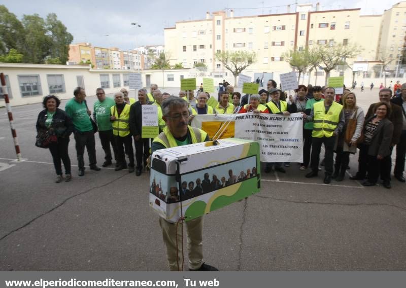 GALERÍA DE FOTOS - Encierros en protesta por supresión de líneas en valenciano