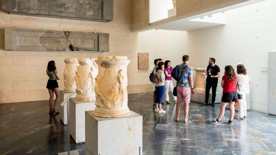 Visitantes en el interior de una de las salas del museo del Teatro Romano.