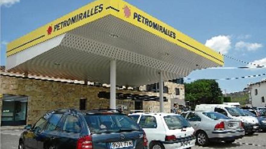 Estació de servei i oficines de Petromiralles, ubicades a Santa Maria de Miralles