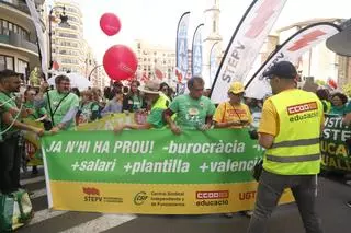 Una marcha "histórica" de docentes desborda València y los sindicatos cifran el seguimiento alrededor del 90%