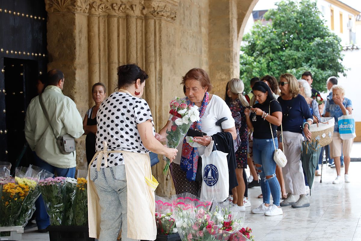 Cientos de cordobeses visitan a la Virgen de los Remedios como cada martes y 13