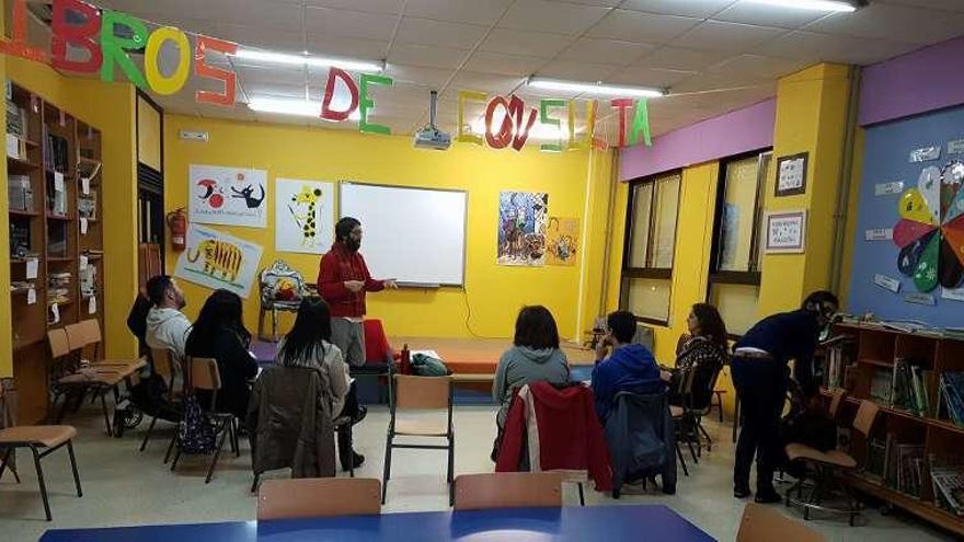 Una sesión de las Escolas de Pais e Nais, en el CEIP A Rúa. // G.N.