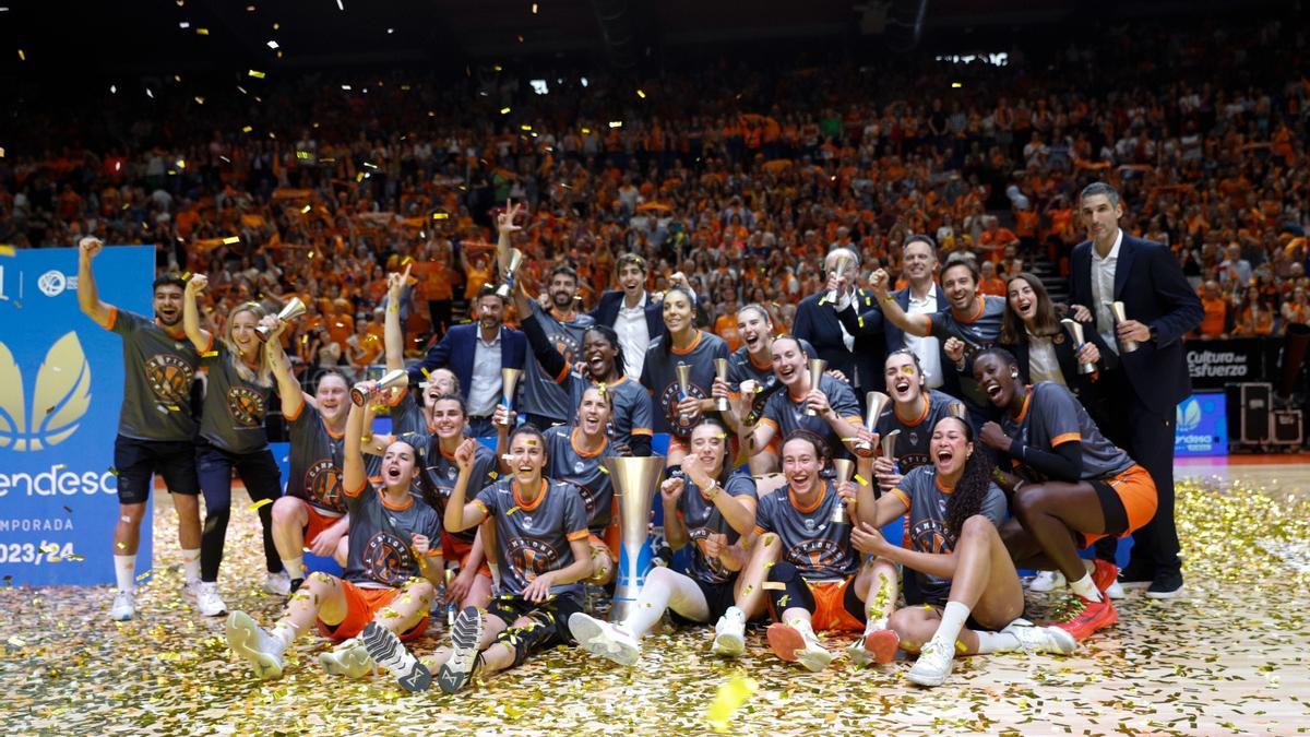 Las jugadoras del Valencia Basket con el título que les acredita como campeonas de la Liga F Endesa 2023-24