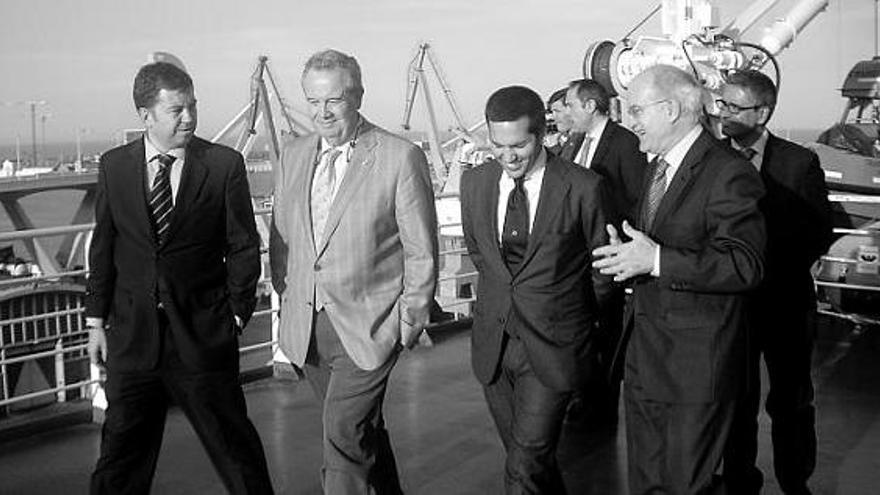 De derecha a izquierda, Rexach, Guido Grimaldi, Buendía y Enrique Álvarez, ayer, en el puerto de Barcelona, a bordo de un buque de Grimaldi.