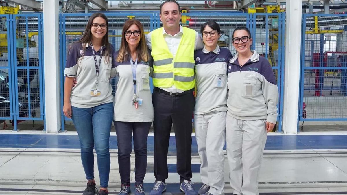 Filosa posa con algunas de las trabajadoras de Mirafiori