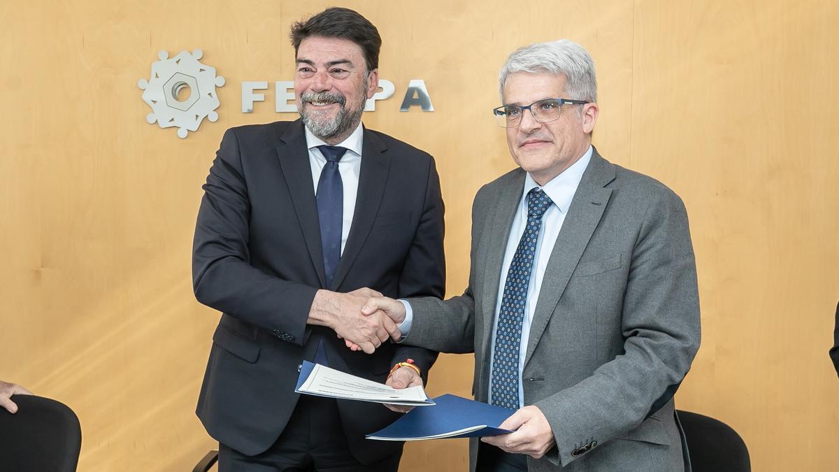 El alcalde de Alicante, Luis Barcarla, con el presidente de la Entidad de Gestión y Modernización del polígono de Aguamarga, Luis Mascaró.