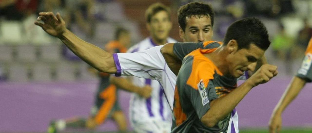 Vicente Gómez supera a Antón (Valladolid), en Zorrilla, en septiembre del 2010.  | | LOF