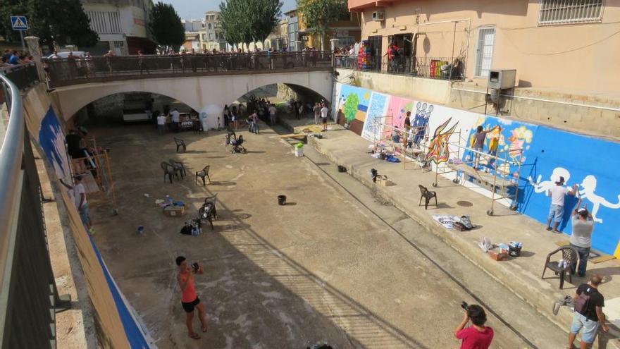 Los grafitis decoran el río en Ondara