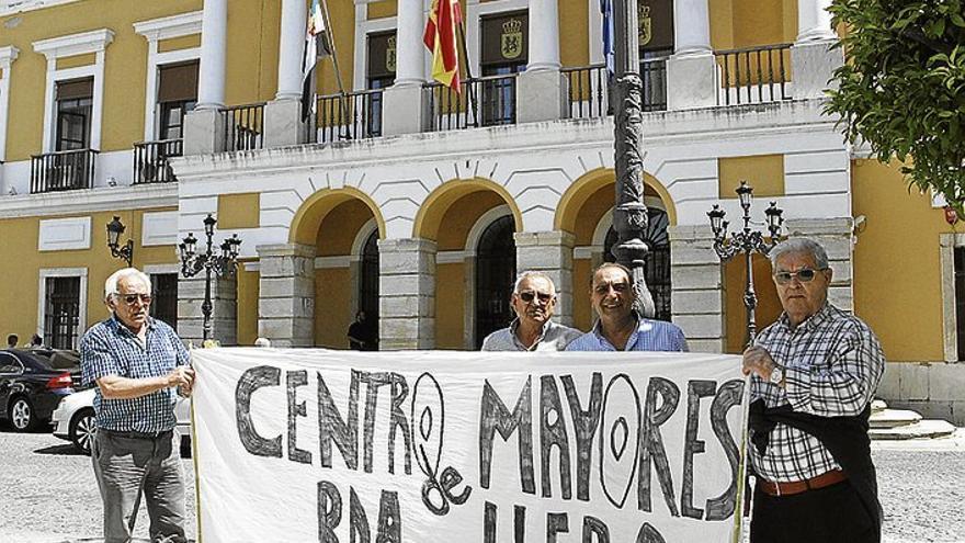 Vecinos de Llera reivindican un centro para mayores en el barrio pacense