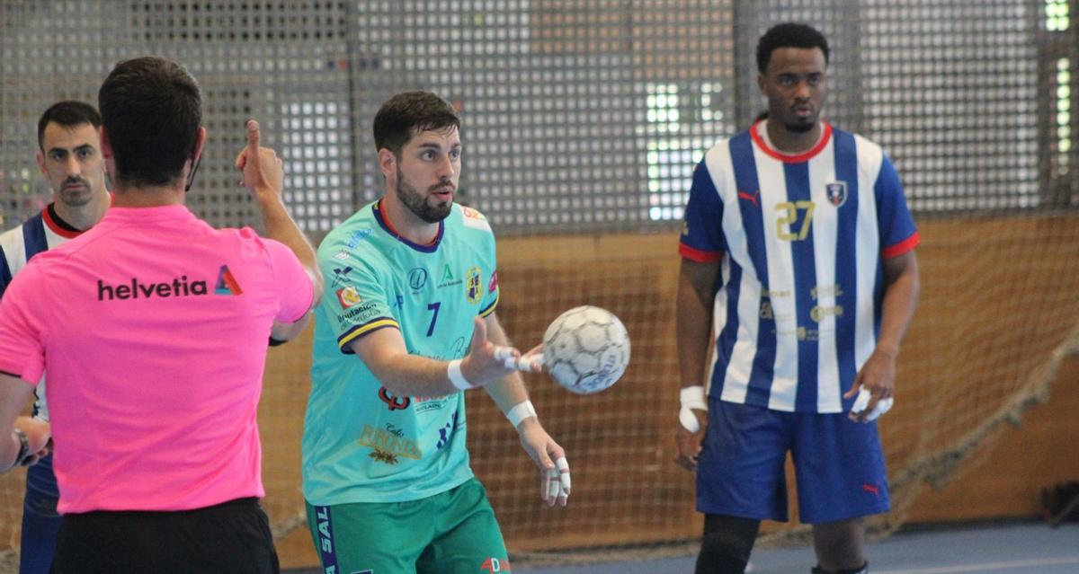 Jorge Lucena, con el balón.